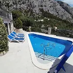 Family Friendly House With A Swimming Pool - 22882 Makarska