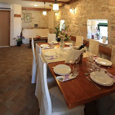 Дом отдыха Family Friendly House With A Swimming Pool - 22882