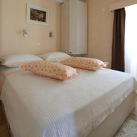 Family Friendly House With A Swimming Pool - 22882 *