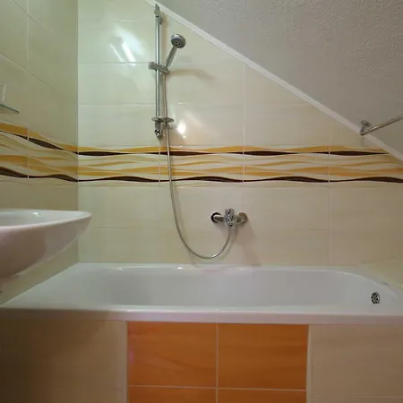 Дом отдыха Family Friendly House With A Swimming Pool - 22882