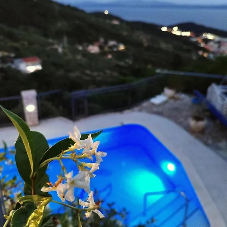 Дом отдыха Family Friendly House With A Swimming Pool - 22882 *