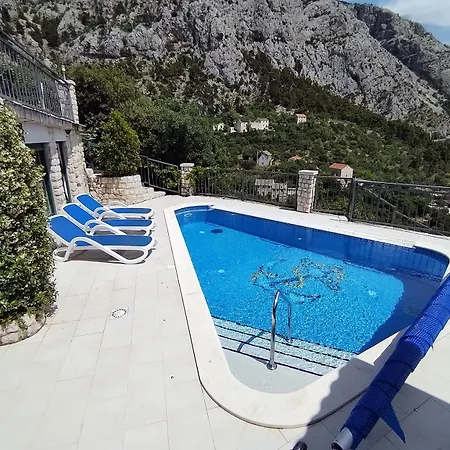 Family Friendly House With A Swimming Pool - 22882 Макарска