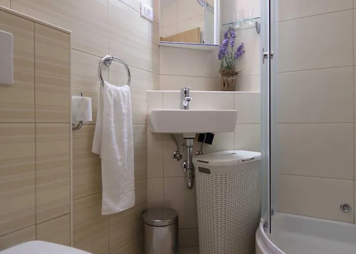 Family Friendly House With A Swimming Pool - 22882 *