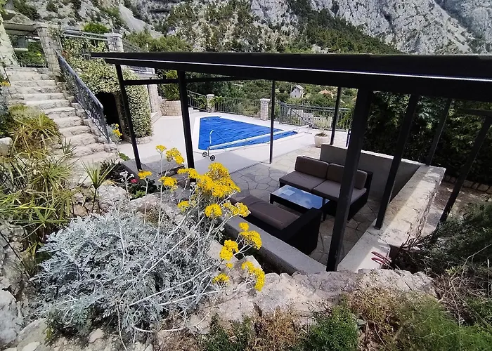 Family Friendly House With A Swimming Pool - 22882 Makarska