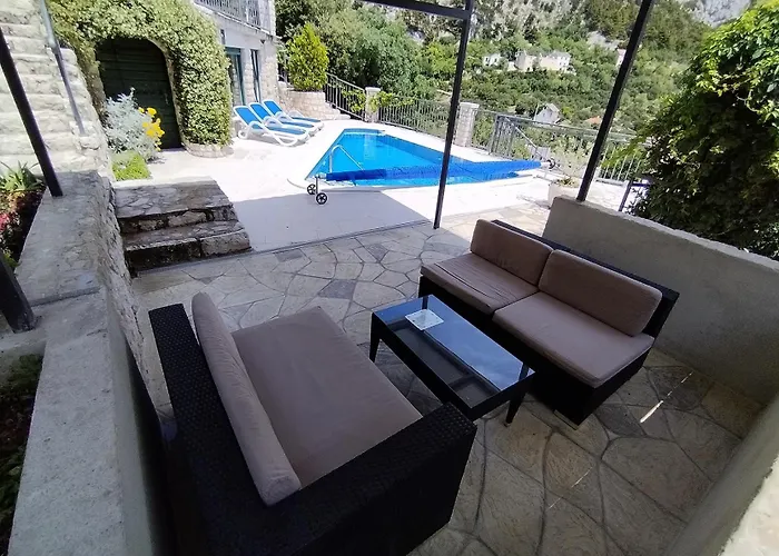 Family Friendly House With A Swimming Pool - 22882 *