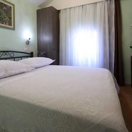 Family Friendly House With A Swimming Pool - 22882 בית נופש