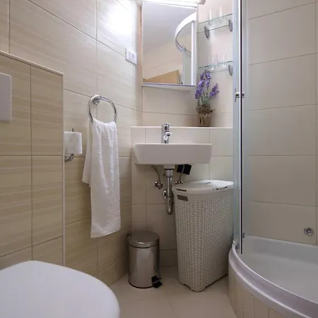 Family Friendly House With A Swimming Pool - 22882 *