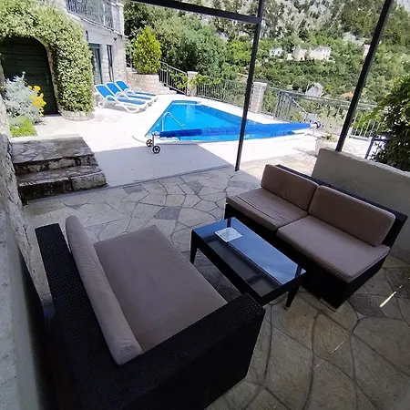 Family Friendly House With A Swimming Pool - 22882 *