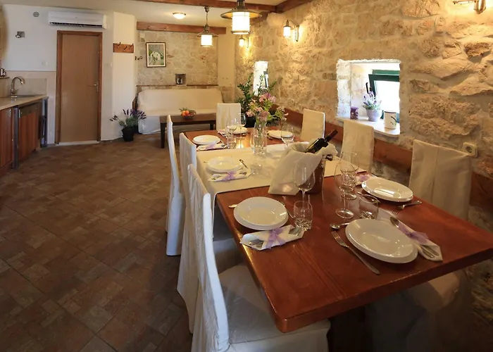 בית נופש Family Friendly House With A Swimming Pool - 22882