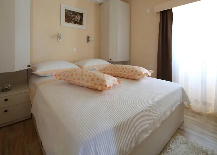 Family Friendly House With A Swimming Pool - 22882 *